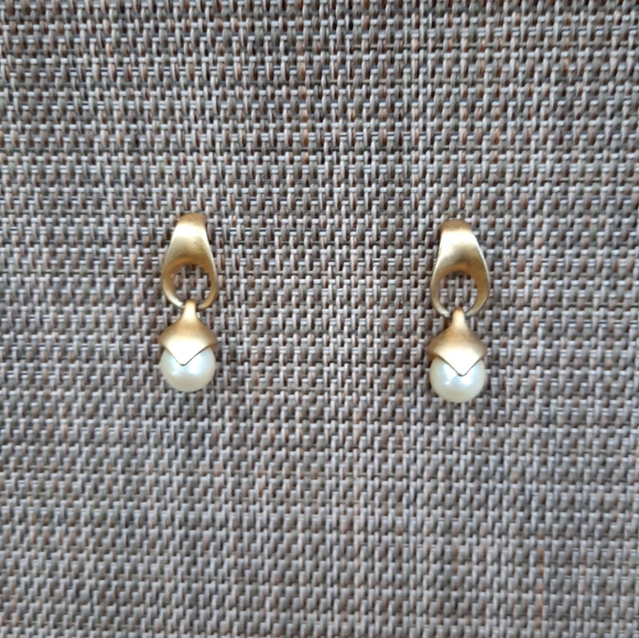 Pearl Earrings Classic Gold Tone 💫